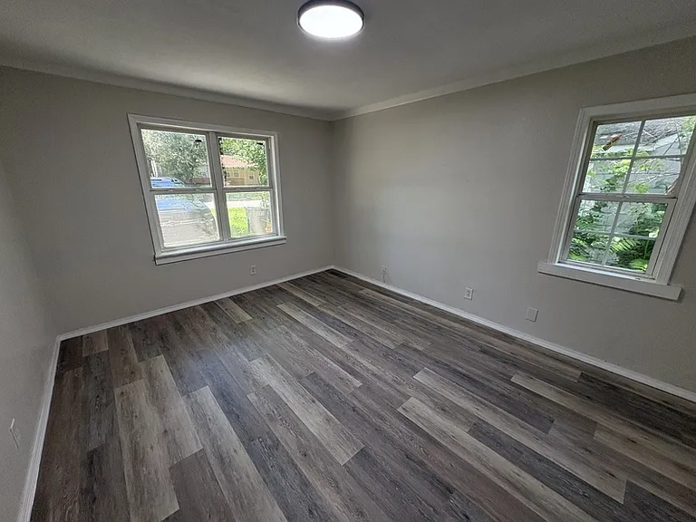4647 N Hartford Ave — Photo 9