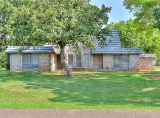 3413 Arrowhead Dr, Edmond, OK 73013
