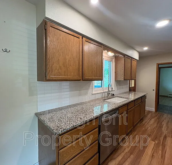 1851 Collyer St — Photo 11