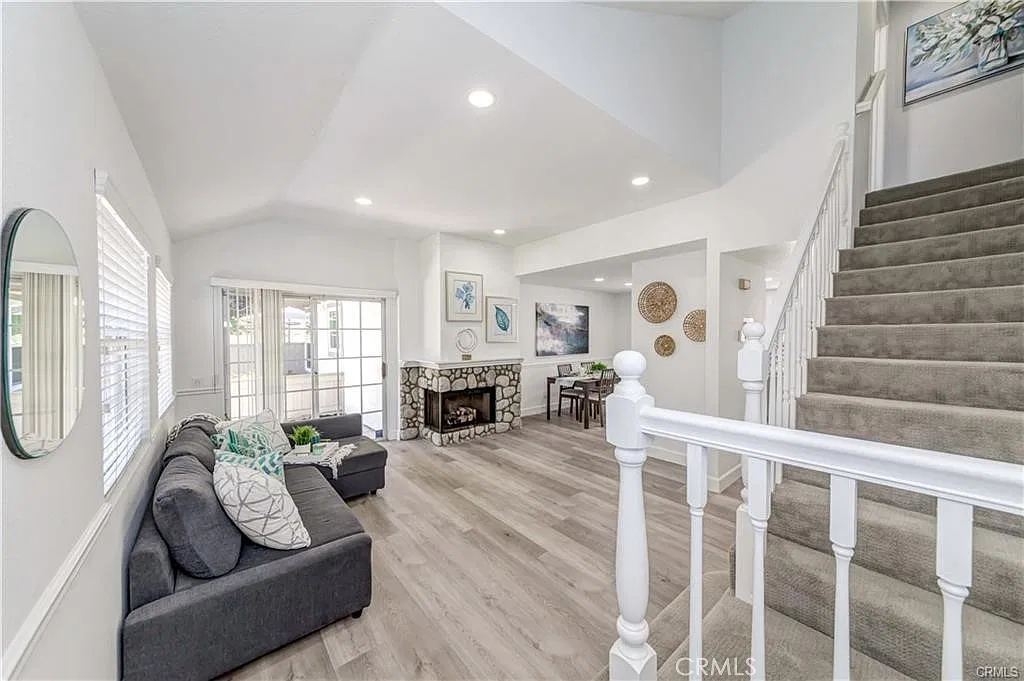 2 bed, 2.5 bath, 1081 sqft, $3,200 — Photo 2