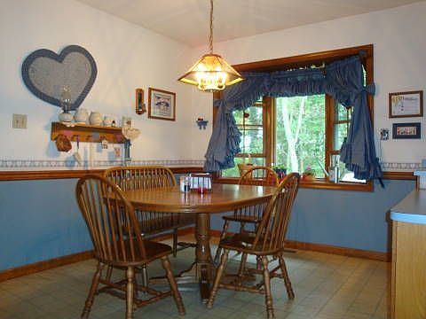 kitchen breakfast area