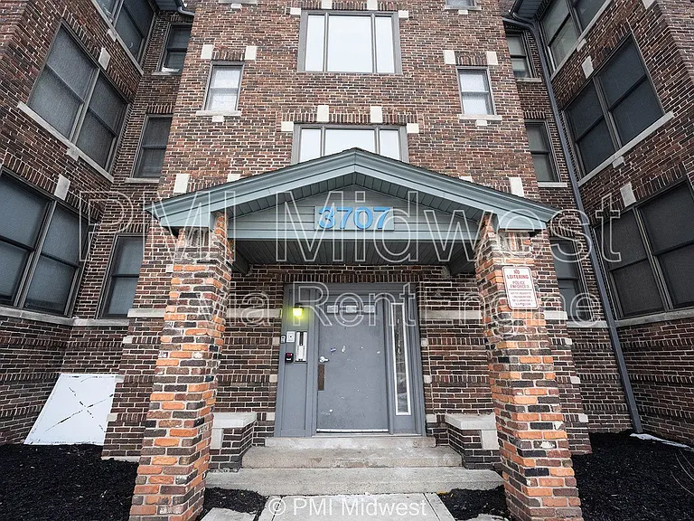Parkway Apartments — Photo 28