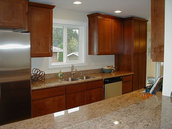 shaker cabinets & stainless GE appliances