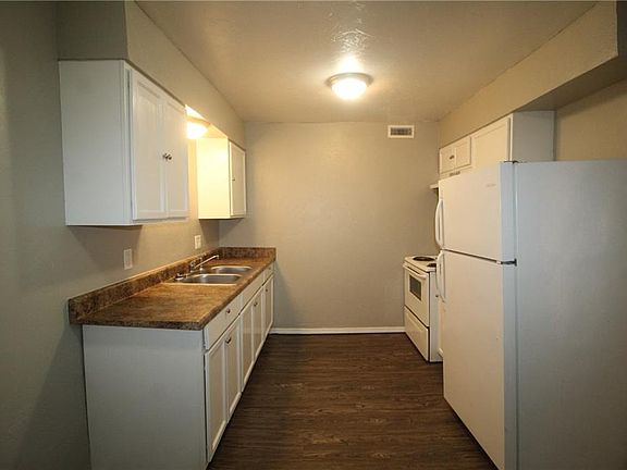 3rd image of 7201 Melrose Ln