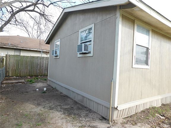 5th image of 303 N Brazos Ave