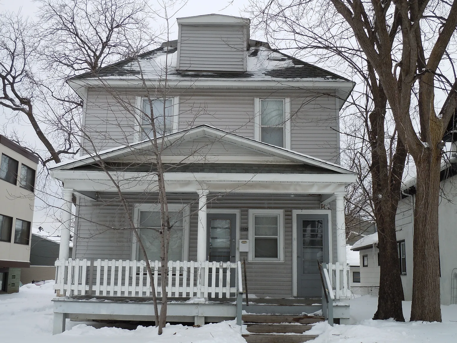 4 bed, $2,100 — Photo 1