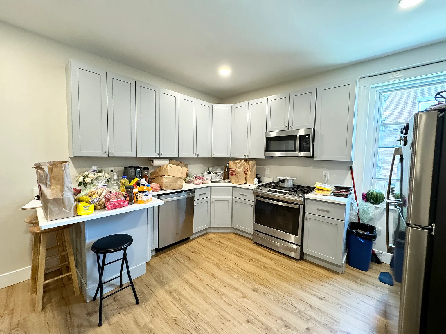 3 bed, 9999 sqft, $3,650 — Photo 1