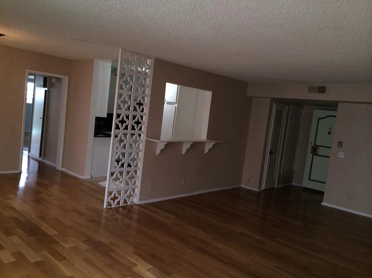 729 S Windsor Boulevard — Photo 3