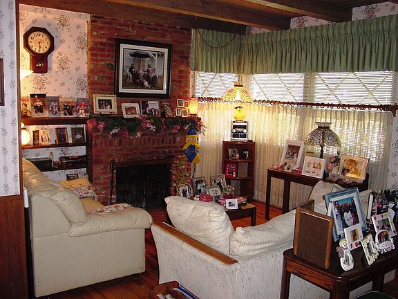 Cozy Living room w/brick fireplace