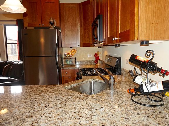 3rd image of 7635.5 N Greenview Ave #3N