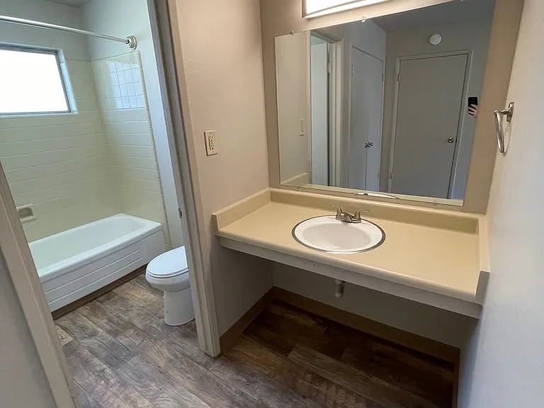 1818 H St #4 — Photo 13