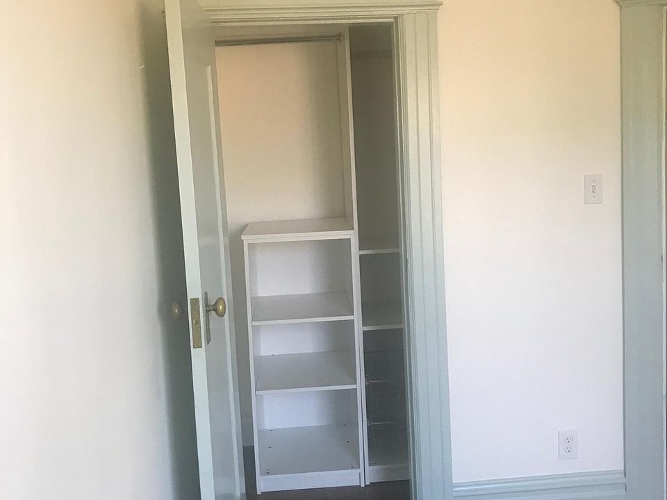 3rd bedroom Closet
