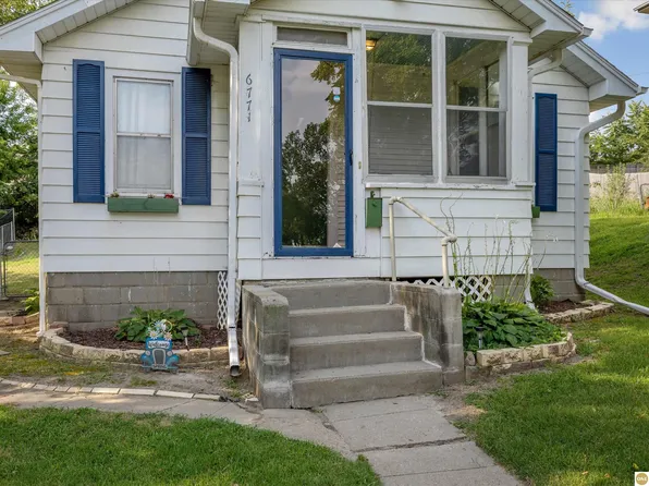 6771 Bedford Ave, Omaha, NE 68104