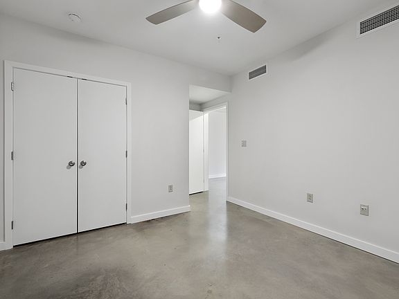 5th image of 3100 Banks St #208