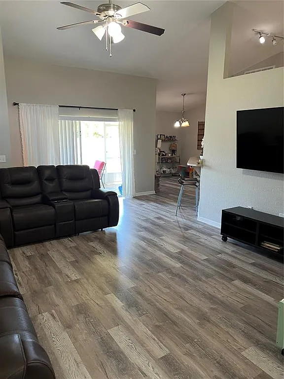 4 bed, 2.0 bath, 1859 sqft, $2,400 — Photo 2