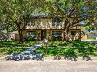 105 Woodcombe Dr, Houston, TX 77062