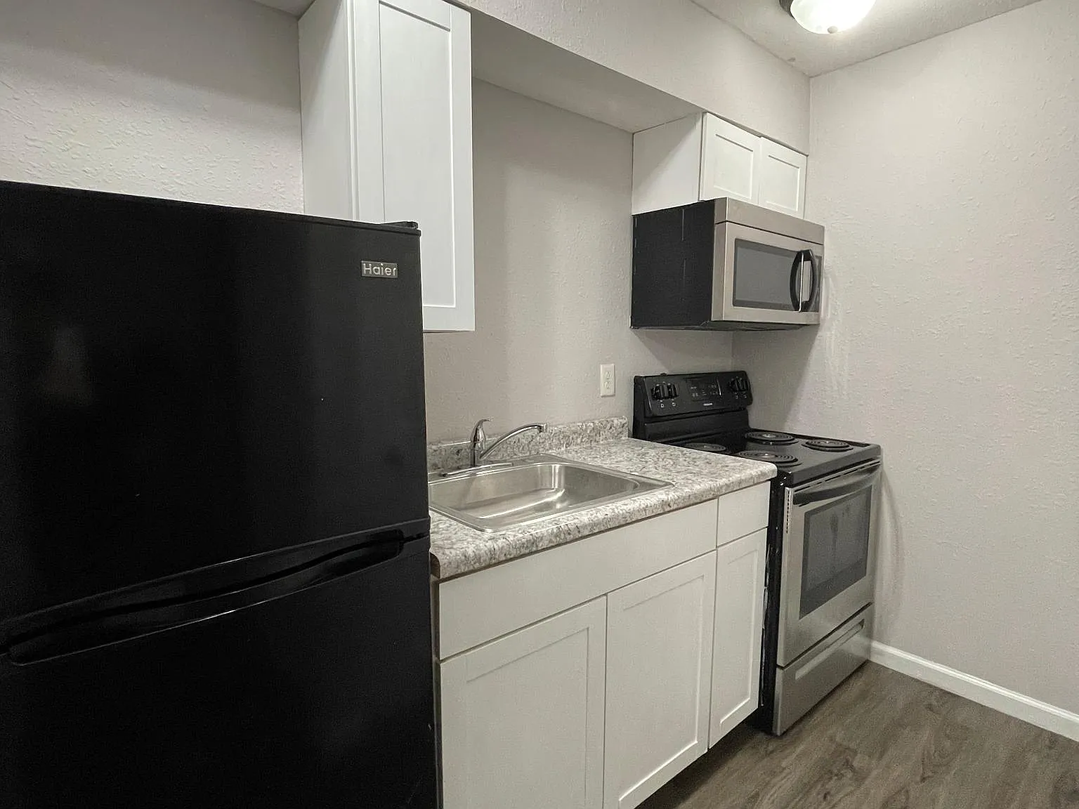 1015 Bloomfield Rd — Photo 2