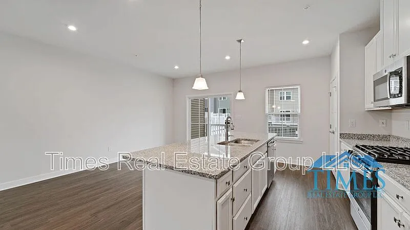 3 bed, 3.0 bath, 1916 sqft, $2,990 — Photo 4