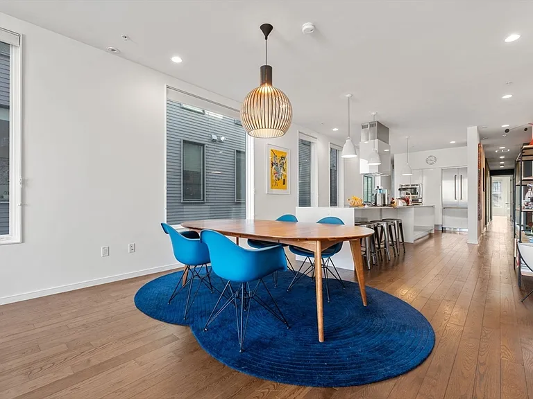 519 E 1st St #4 — Photo 6