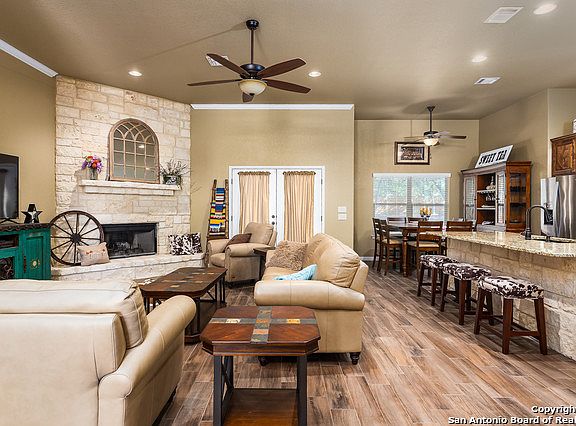 3rd image of 152 Great Oaks Blvd