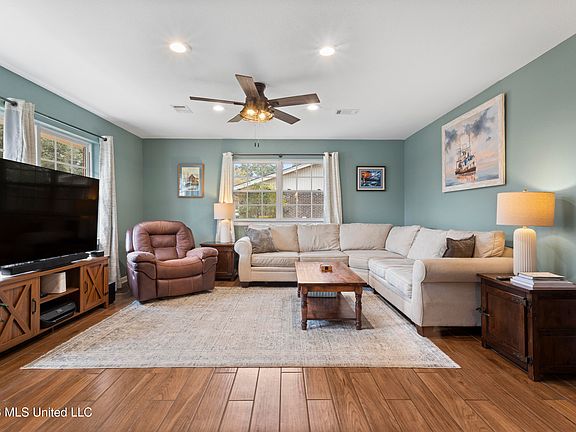 3rd image of 6321 Chaucer Dr