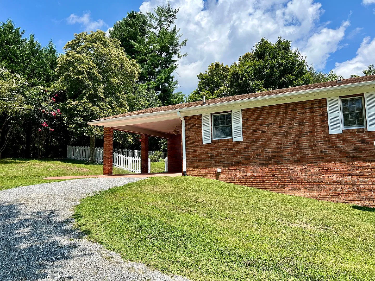 Amazing 3 Bedroom Home in Flat Rock!! — Photo 2