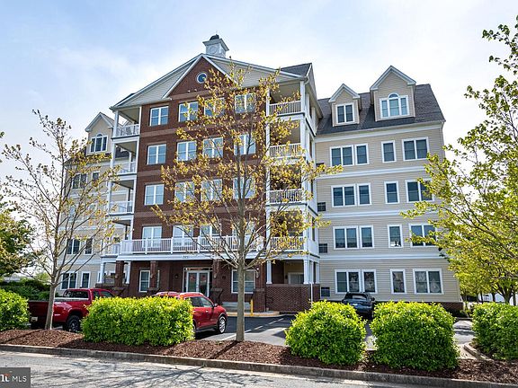 3rd image of 301 Muir St Unit 202