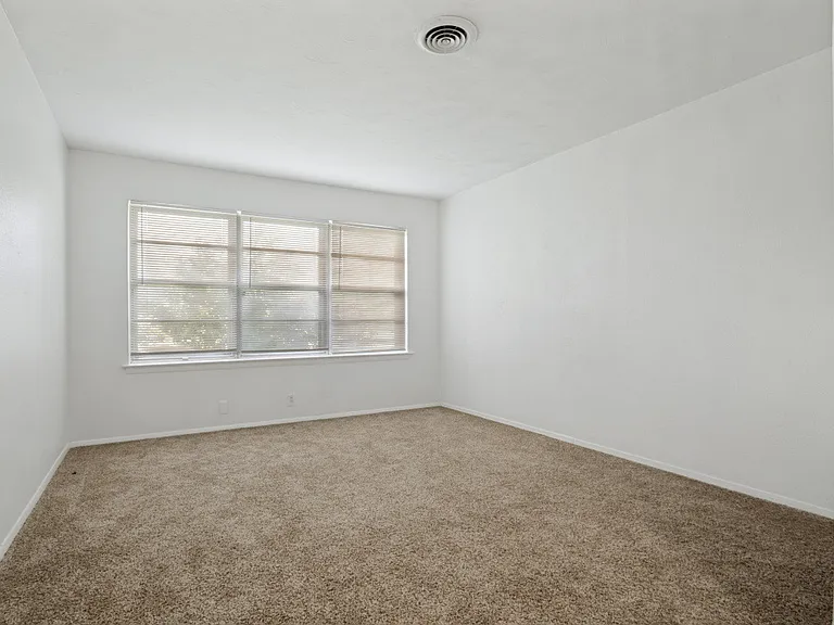 3110 Heather Ln — Photo 6