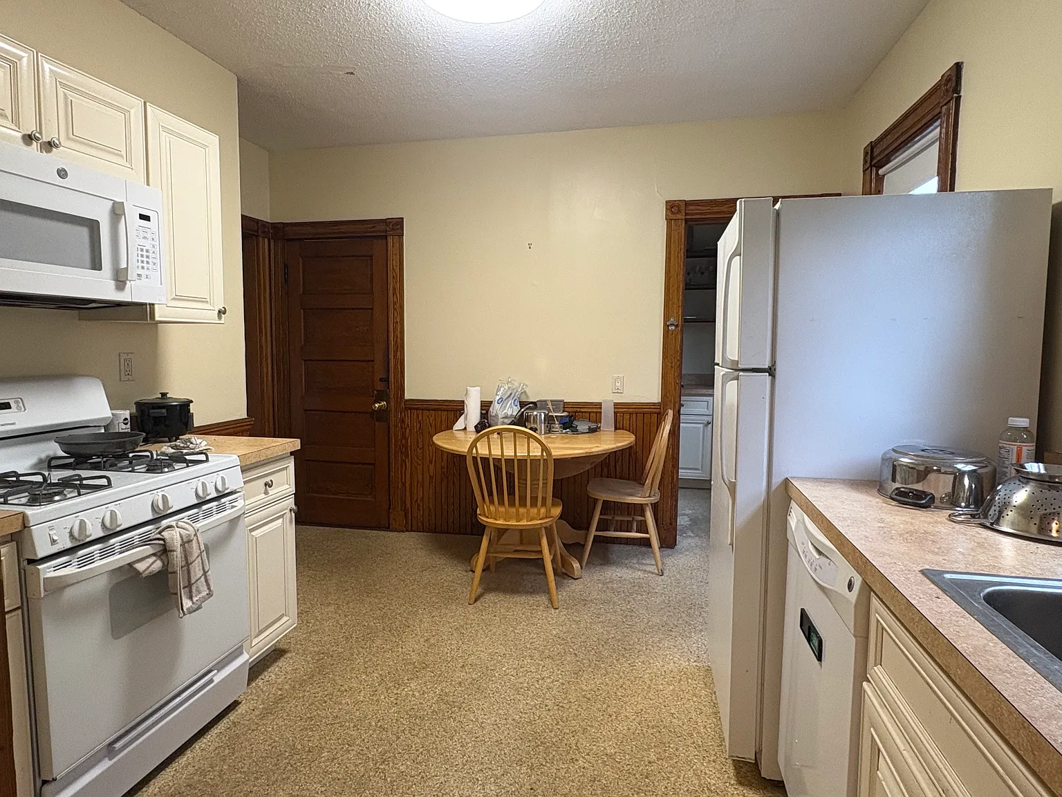 3 bed, 1014 sqft, $3,300 — Photo 2