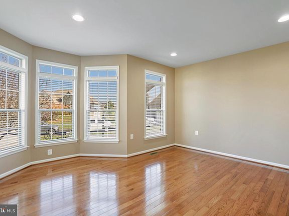 4th image of 48 Thomas Beall Ct