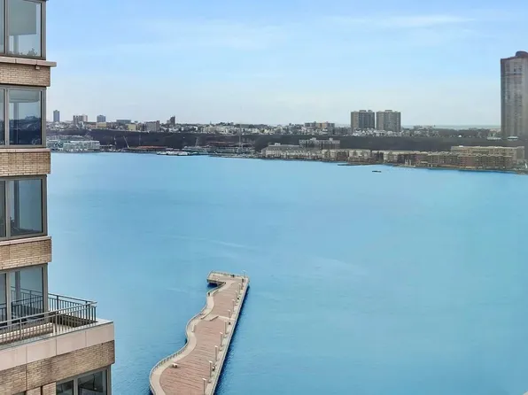 240 Riverside Boulevard image 2 of 12