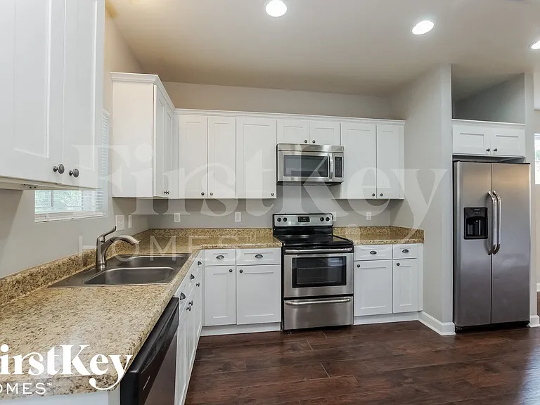 713 Walnut Crossing Dr — Photo 6