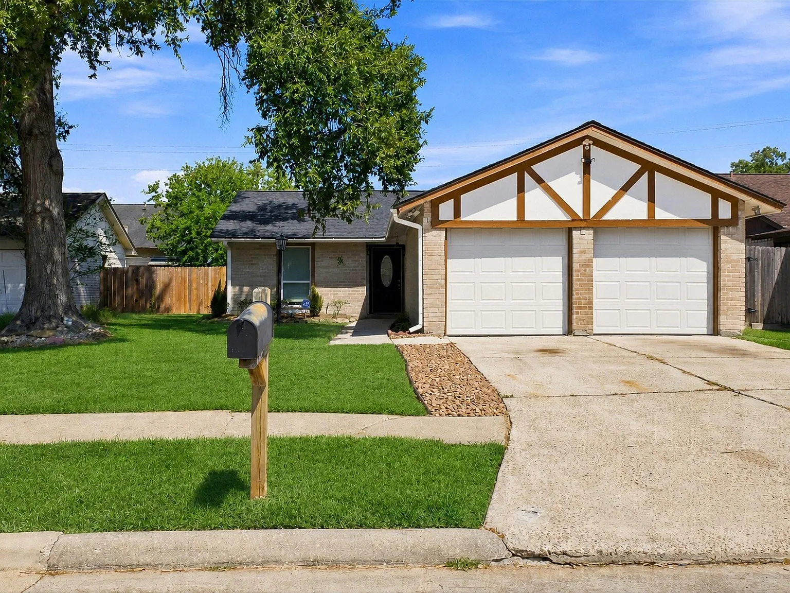 3 bed, 2.0 bath, 1397 sqft, $2,000 — Photo 2