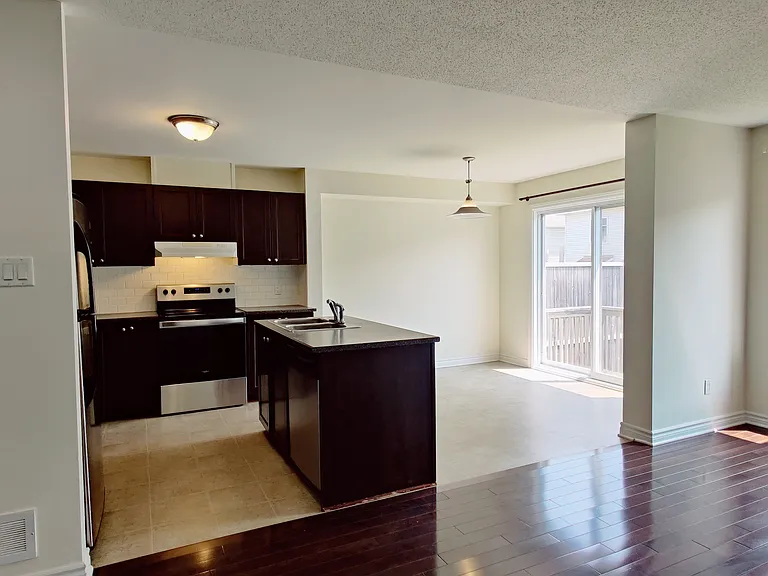 423 Temiskaming Cres — Photo 4