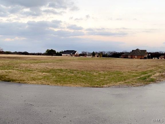 2nd image of 10 Redbud Ln