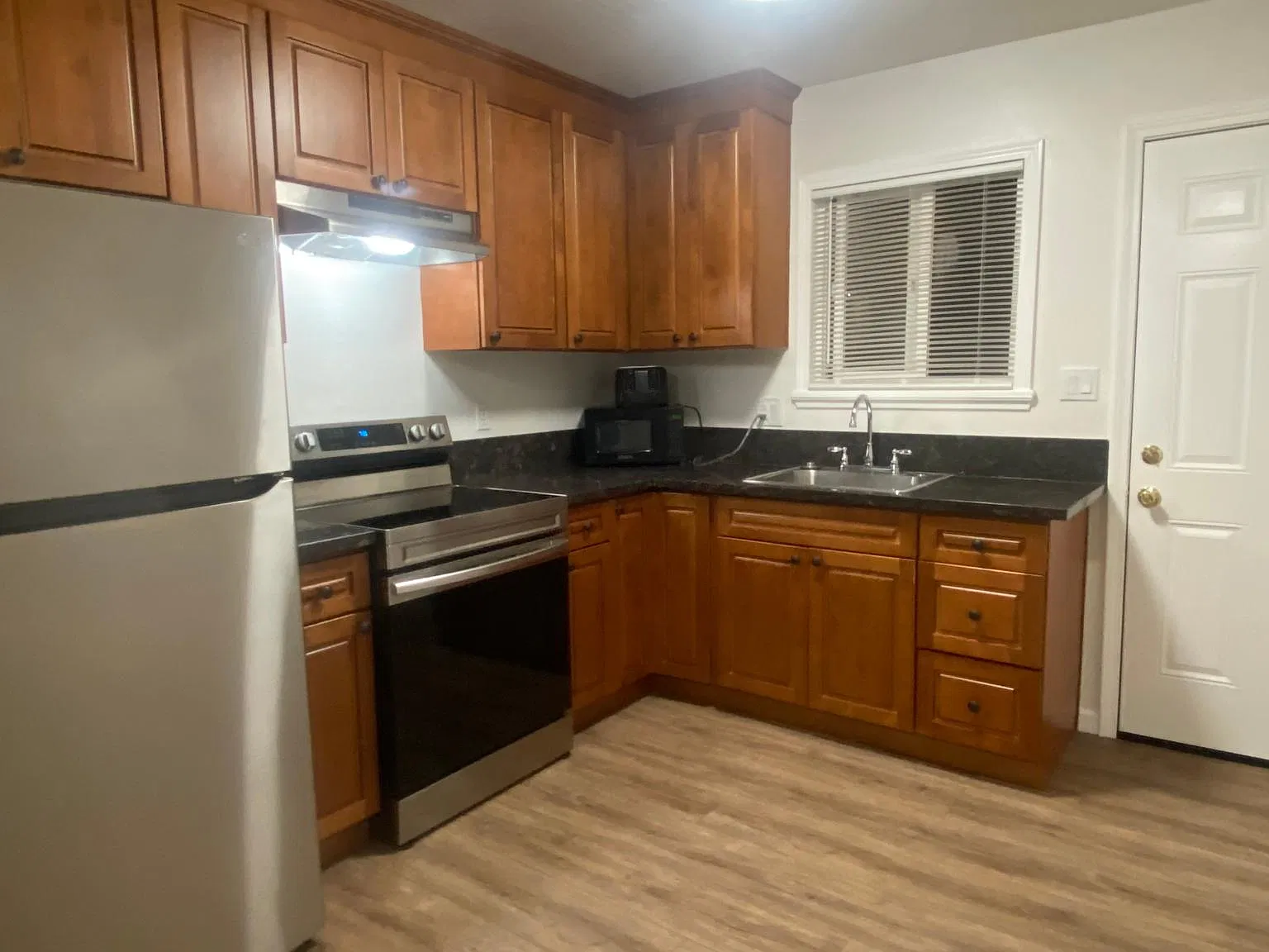 2 bed, 800 sqft, $1,900 — Photo 1