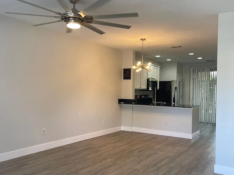 4441 SW 49th Ave — Photo 2