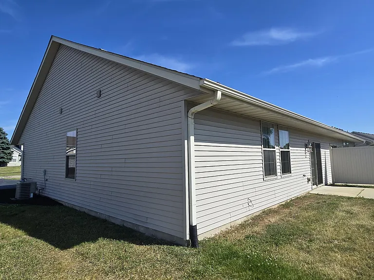 9145 Southdown Ln — Photo 4