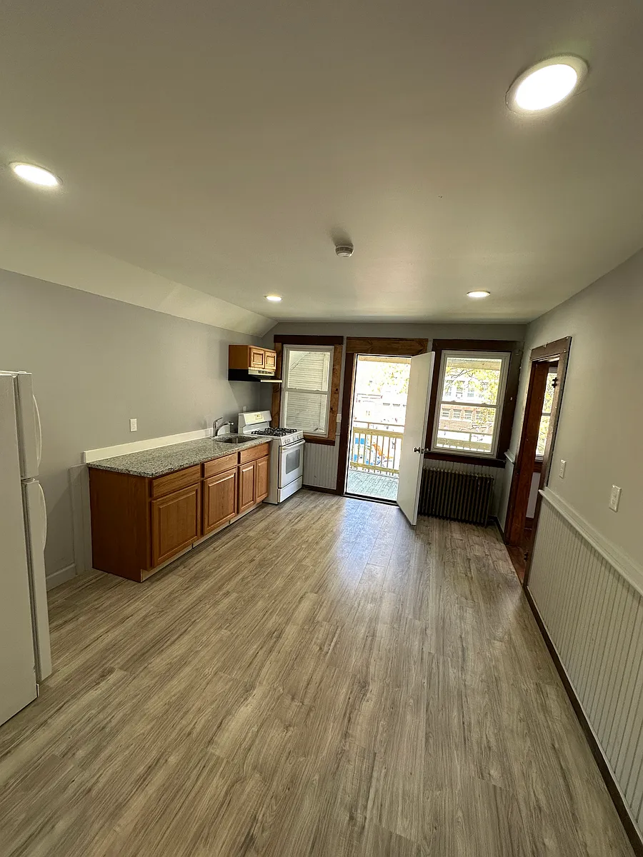 Building Photo - 114 Buckingham St #3A