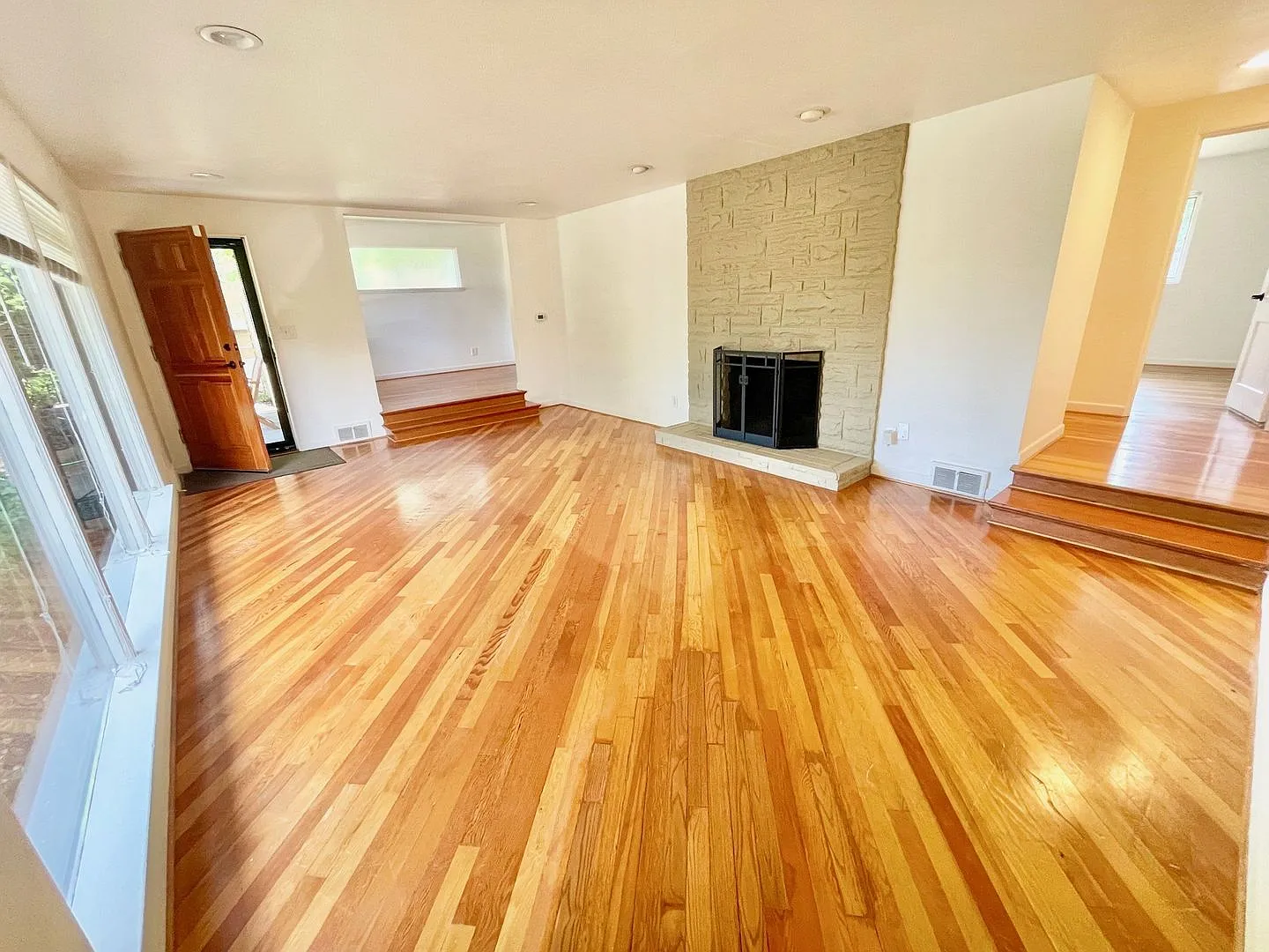 Charming home on quiet street, great location — Photo 3