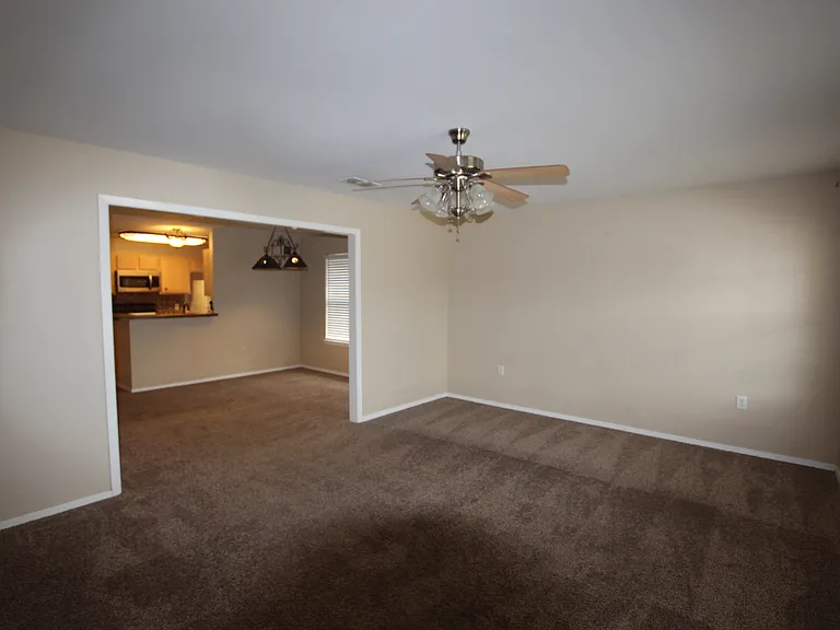 211 Willowbrook Ln — Photo 2