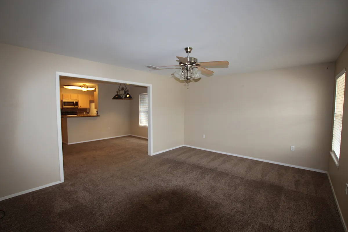 Building Photo - 211 Willowbrook Ln