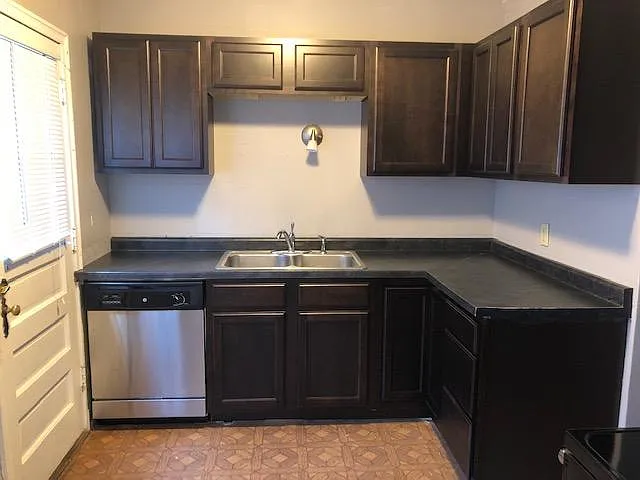 402 Melrose Ct — Photo 2
