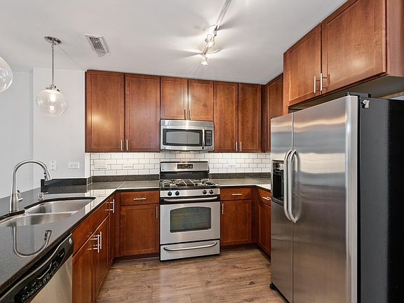 2nd image of 845 N Kingsbury St #Gu35