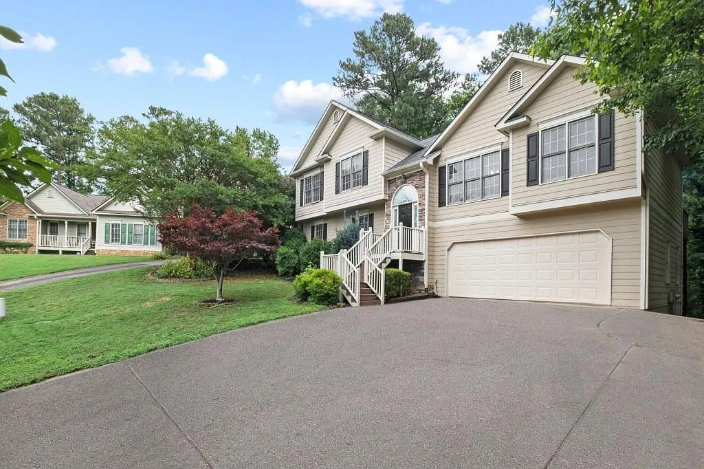 4 bed, 3.0 bath, 2343 sqft, $2,900 — Photo 3