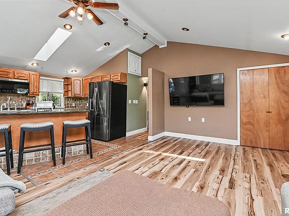 3rd image of 1327 Lakeview Ave