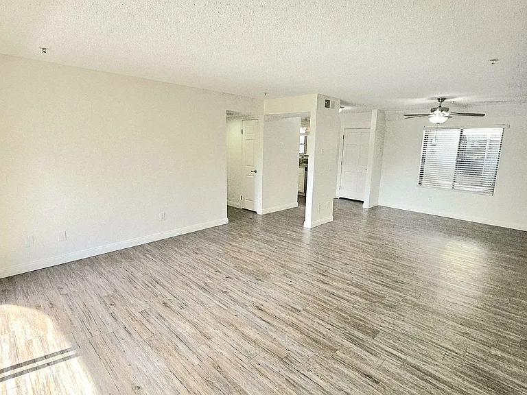 Yorktown Apartments — Photo 8
