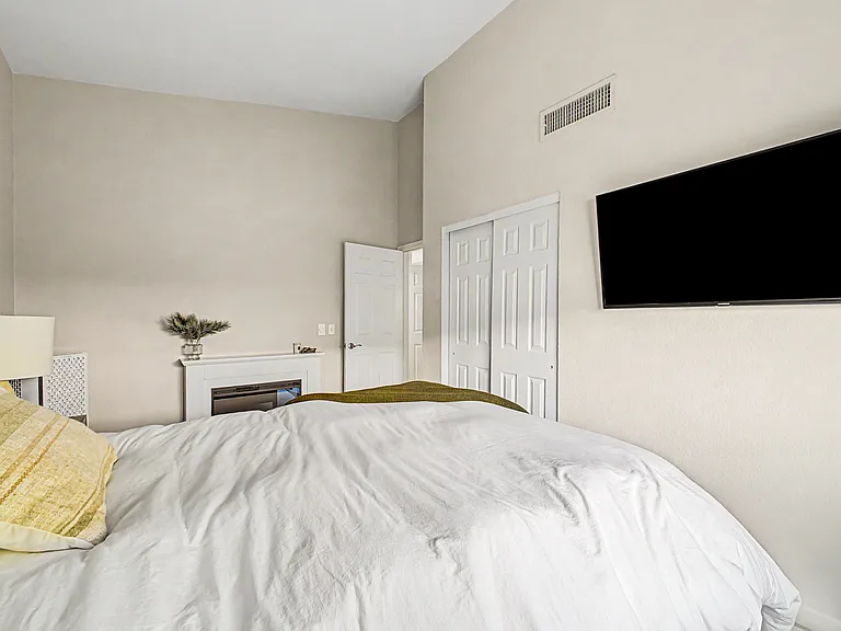 1911 E Belmont Dr — Photo 21