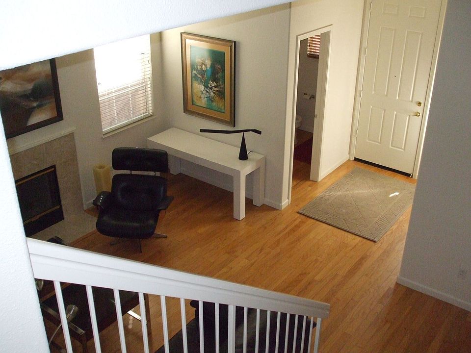 Entry & Livingroom