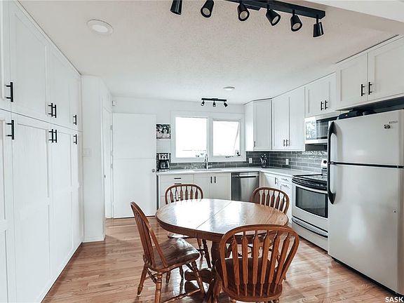 5th image of 234 Cartier Cres